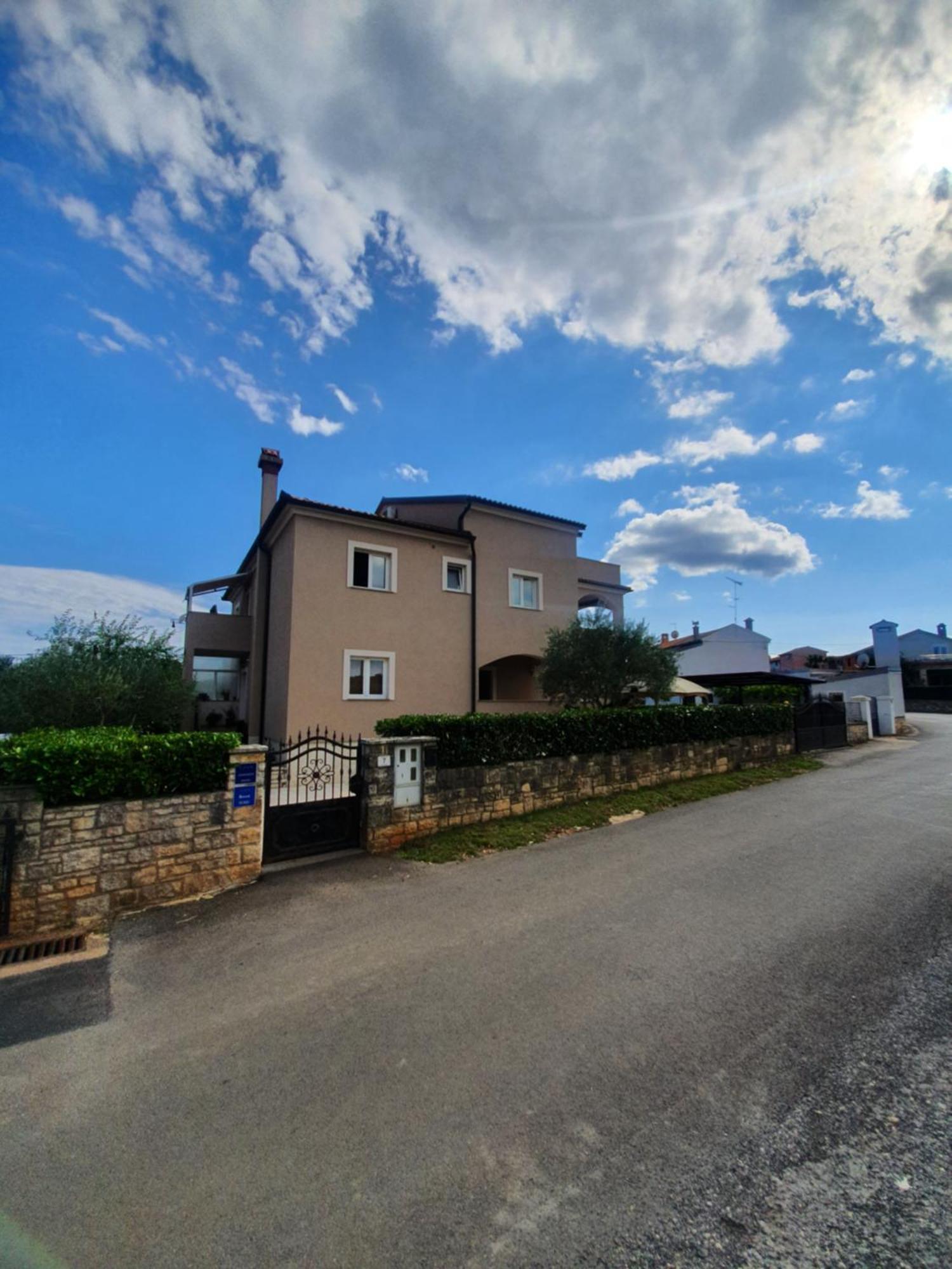 Apartment And Room Marlen Ровиньско село Экстерьер фото