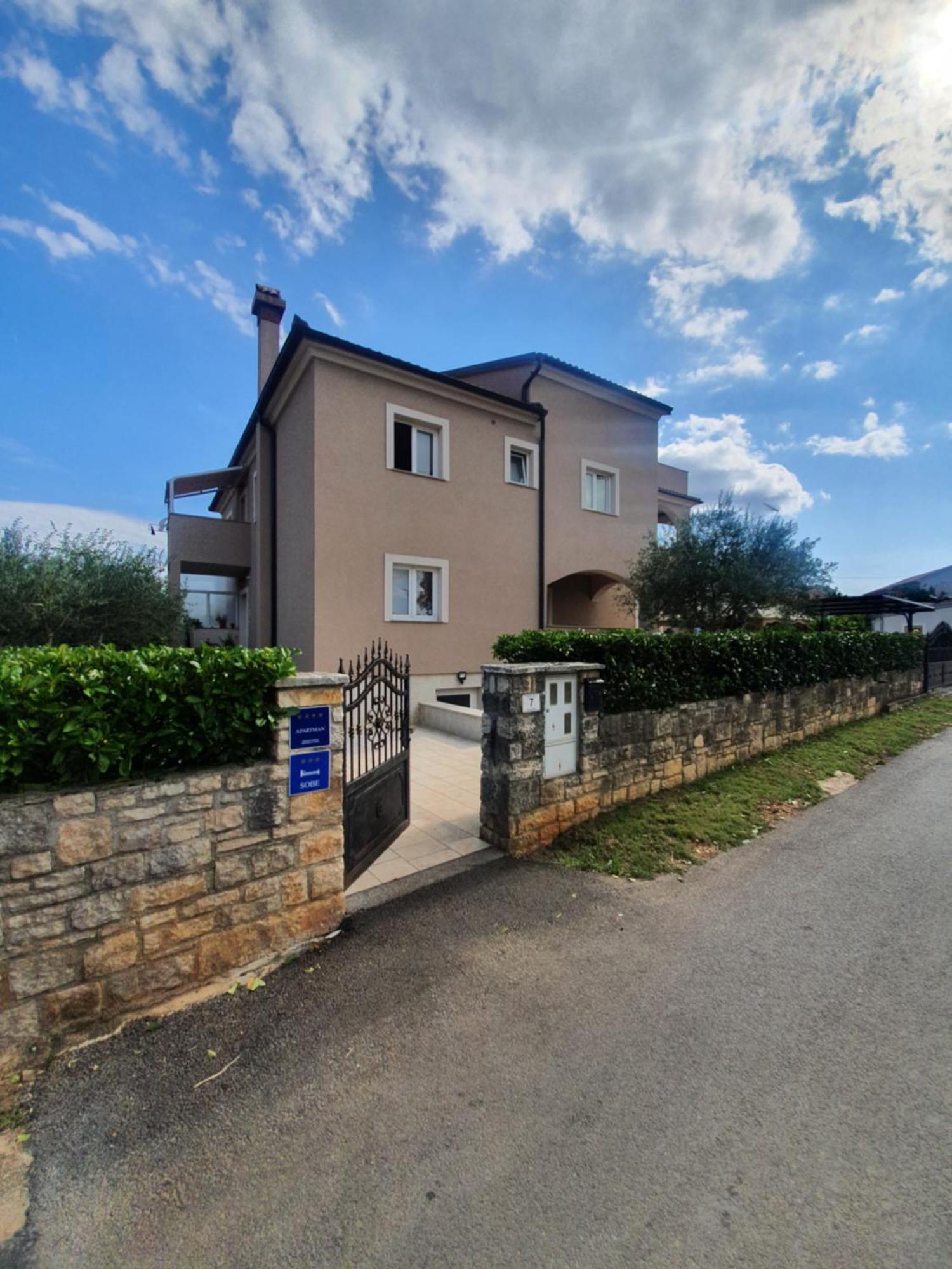 Apartment And Room Marlen Ровиньско село Экстерьер фото
